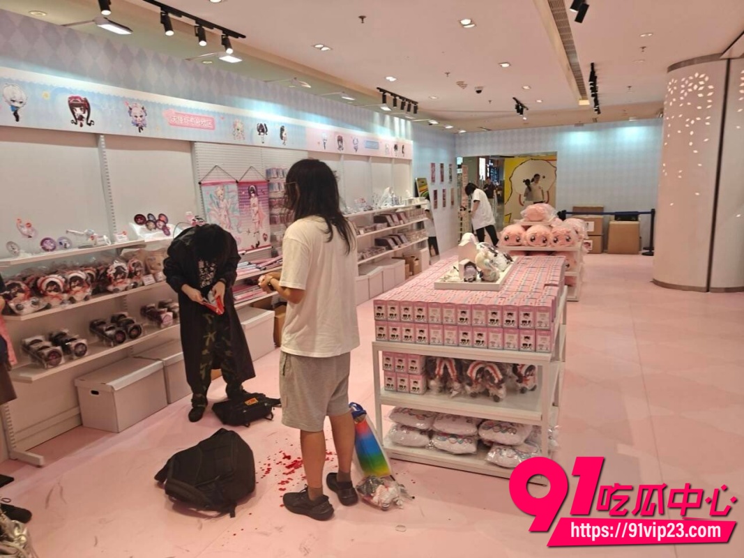 上海南京西路新世界城 主播女孩重度依赖快闪店 突发持刀伤人事件 人已经被警察当场抓住1