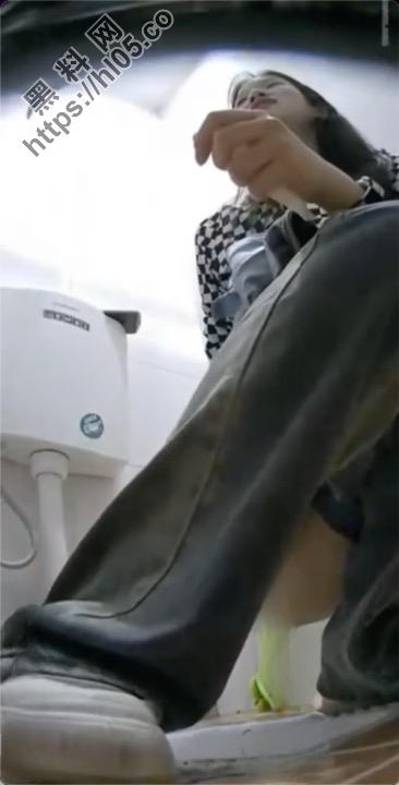 【真实偷拍】校园女厕偷拍视频流出！高清直出，馒头水滴一线天不同b型应有尽有