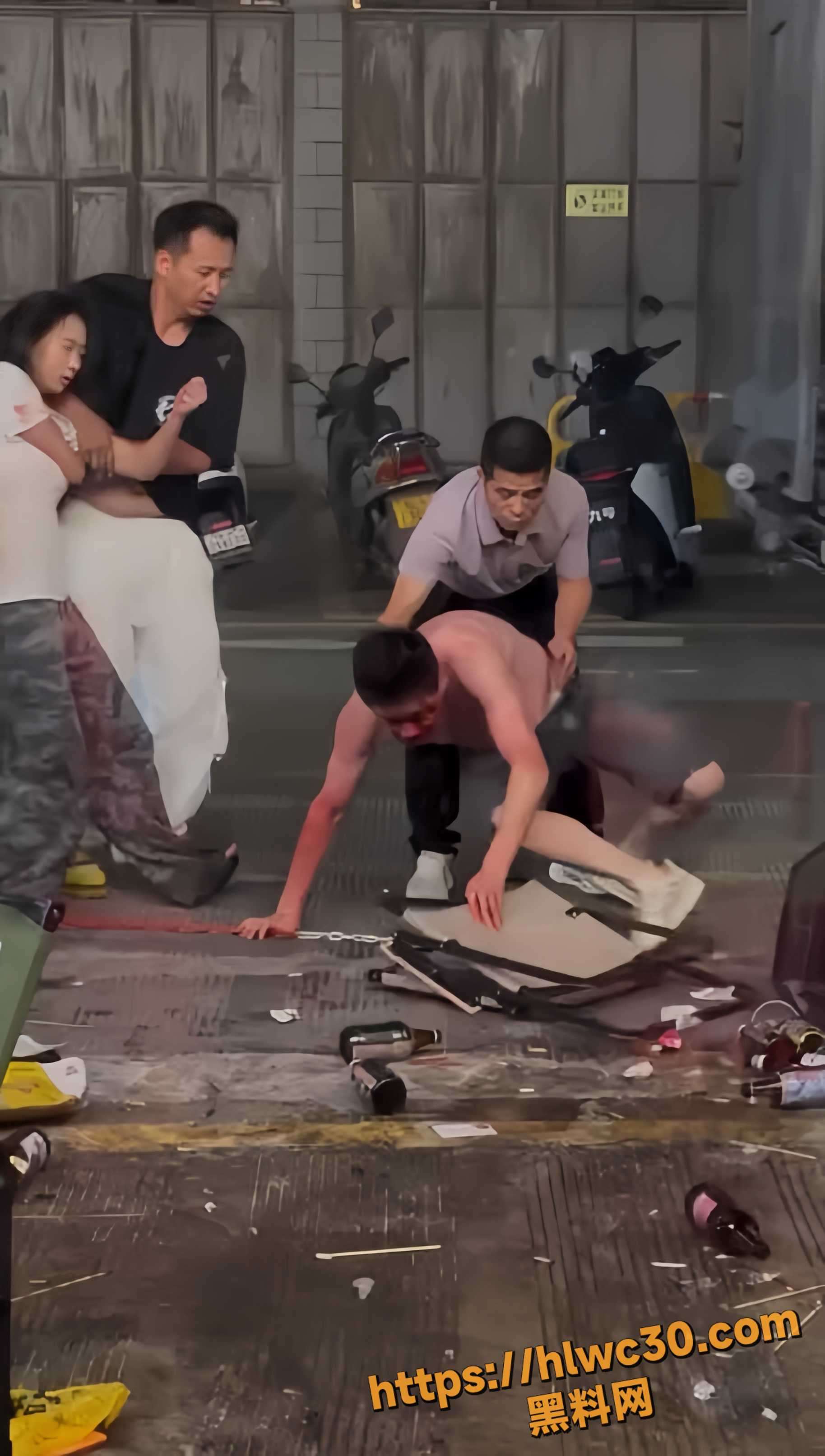潮州夜市醉汉发酒疯 见谁打谁 猛掐脖子狂殴劝架女子 现场视频曝光