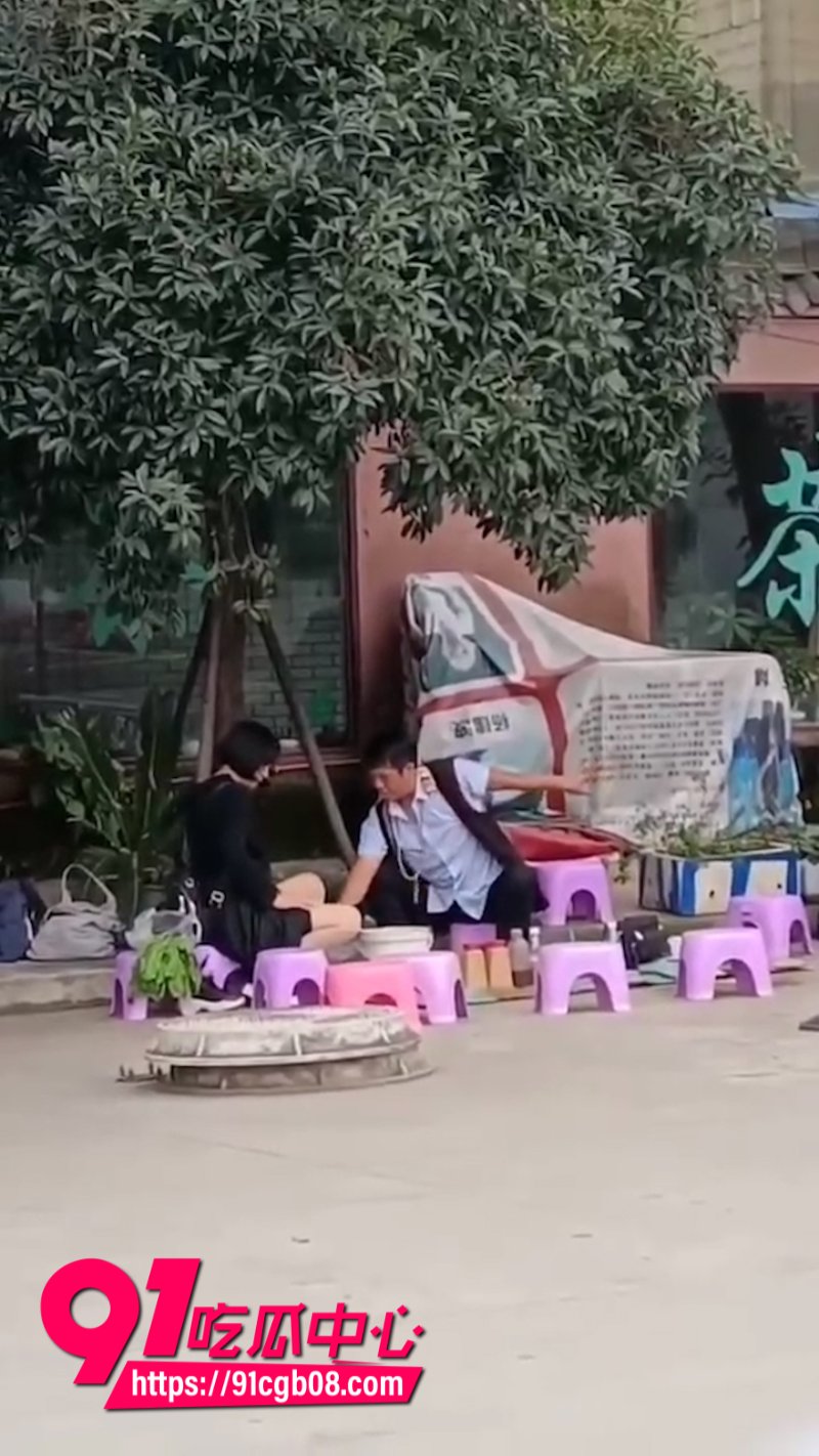 公园算命大爷咸猪手 用摸奶的方式蒙骗小仙女 给妹子测一测姻缘