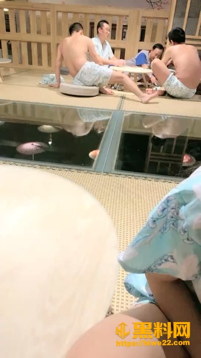 求瓜 推特知名网黄 AVOVE 大型浴场露出 没人的角落直接后入啪啪 随时观察来人 太刺激了