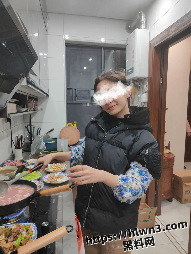 家有淫妻初养成 骚母狗大胆露出展示性感身材 各种情趣套装取悦主人