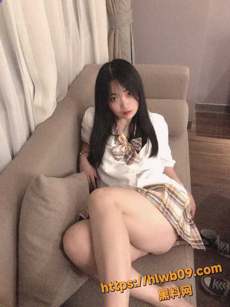 JK制服小美女 酒店与男友开房做爱 扭臀裸舞求操勾引 被按在床上操的淫叫不断！