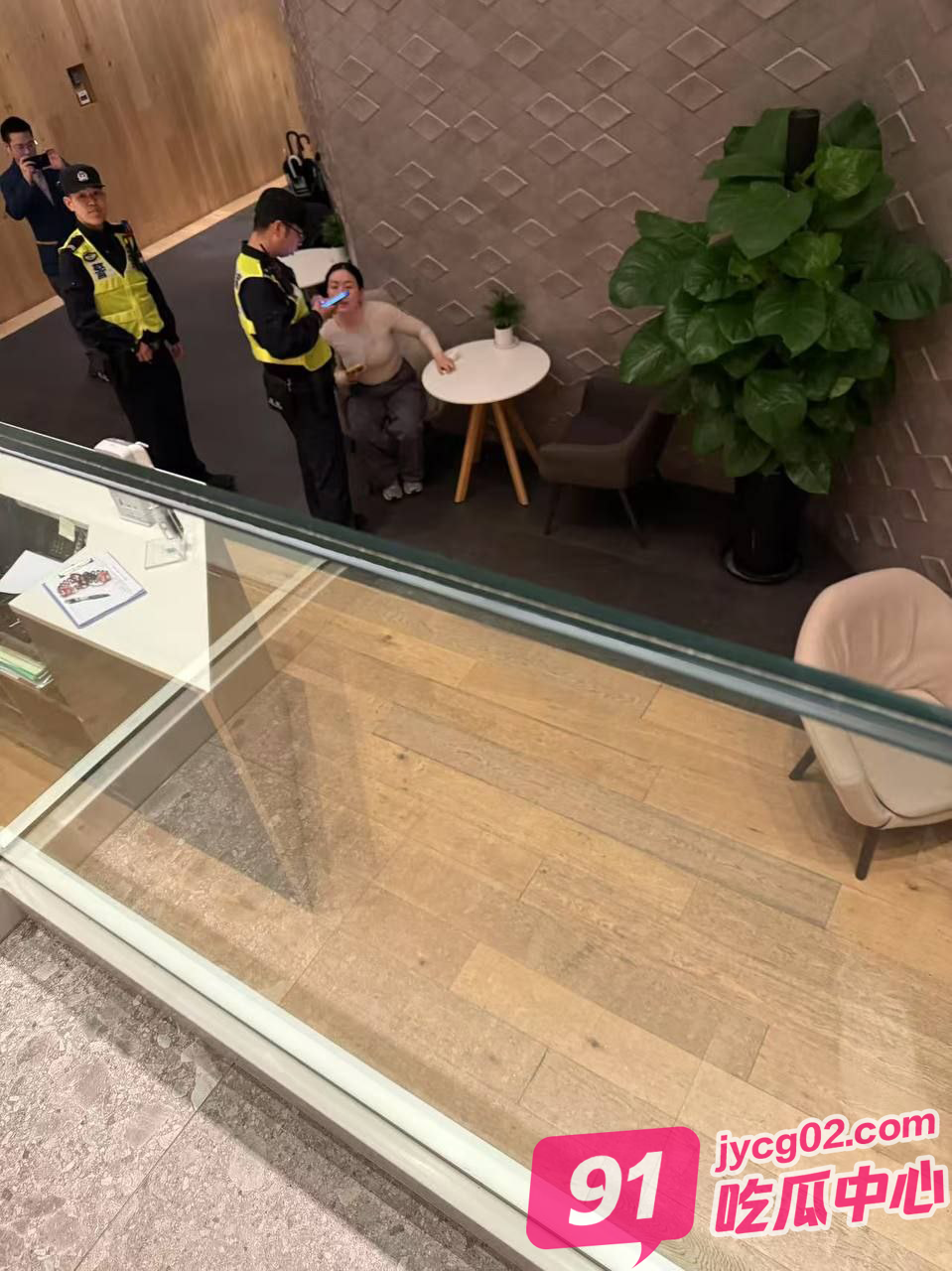 健身房小仙女诬告尾随 结果碰上母0：你没男人要我可有 配图2