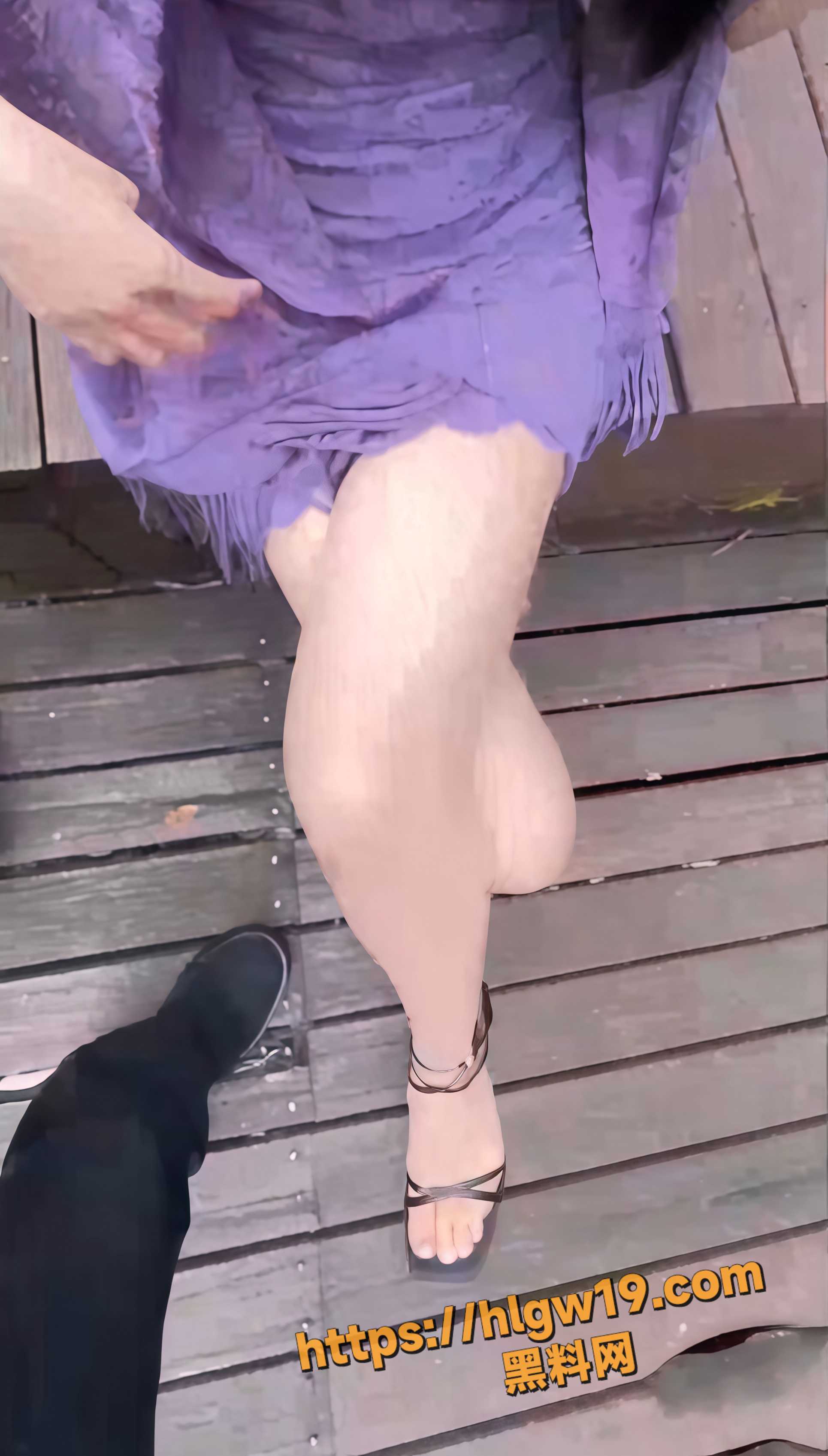 极品美少妇周末和老爸工友去爬山 中途情难自制撅臀发骚 口交足交双重挑逗 被狠狠内射中出
