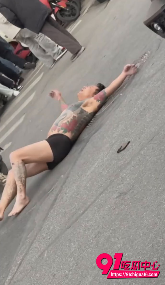 湖北纹身哥马路拦车现场5