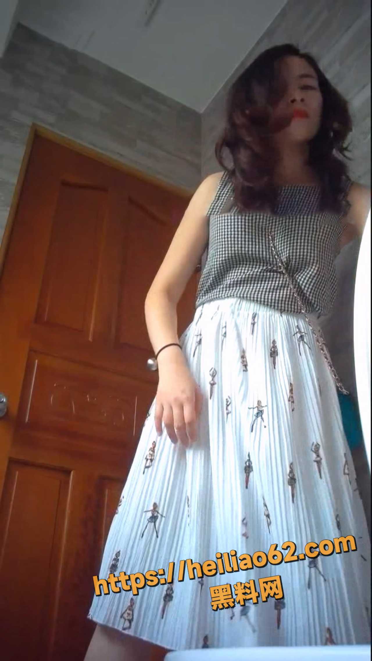 学生公寓女卫 暗装针孔偷拍各种小姐姐方便逼脸同框！