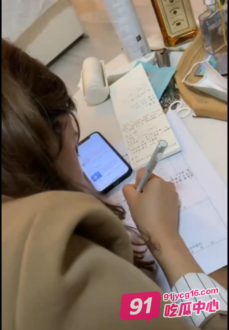 约了个大学生出来装矜持写作业！直接大棒伺候令其沉沦～ 配图3