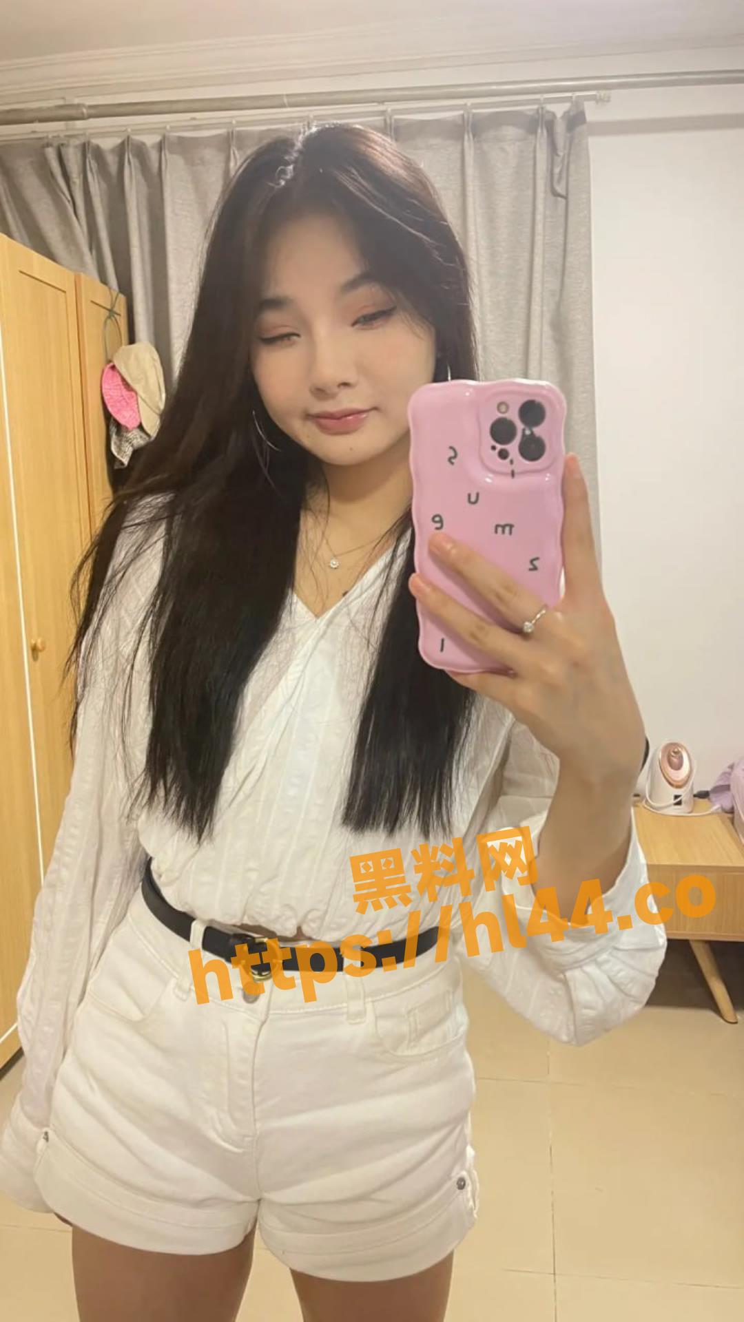 武汉已婚人妻出轨单位同事自拍泄密，一脸淫贱，床上非常主动！