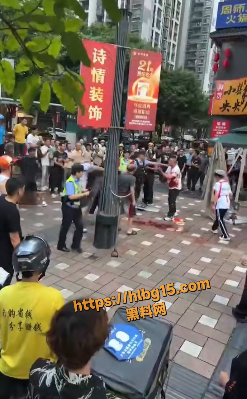 重庆南坪两家面馆老板因招牌纠纷持刀互砍 血流一地 警察强力制止斗殴 火爆场面令人震惊！