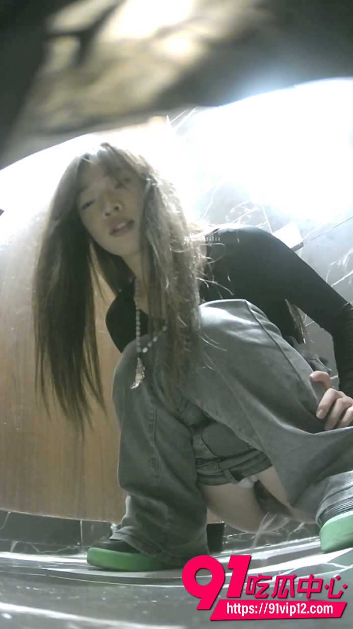 酒吧女厕全景偷拍极品美女 2 酒吧女厕全景偷拍极品美女 2