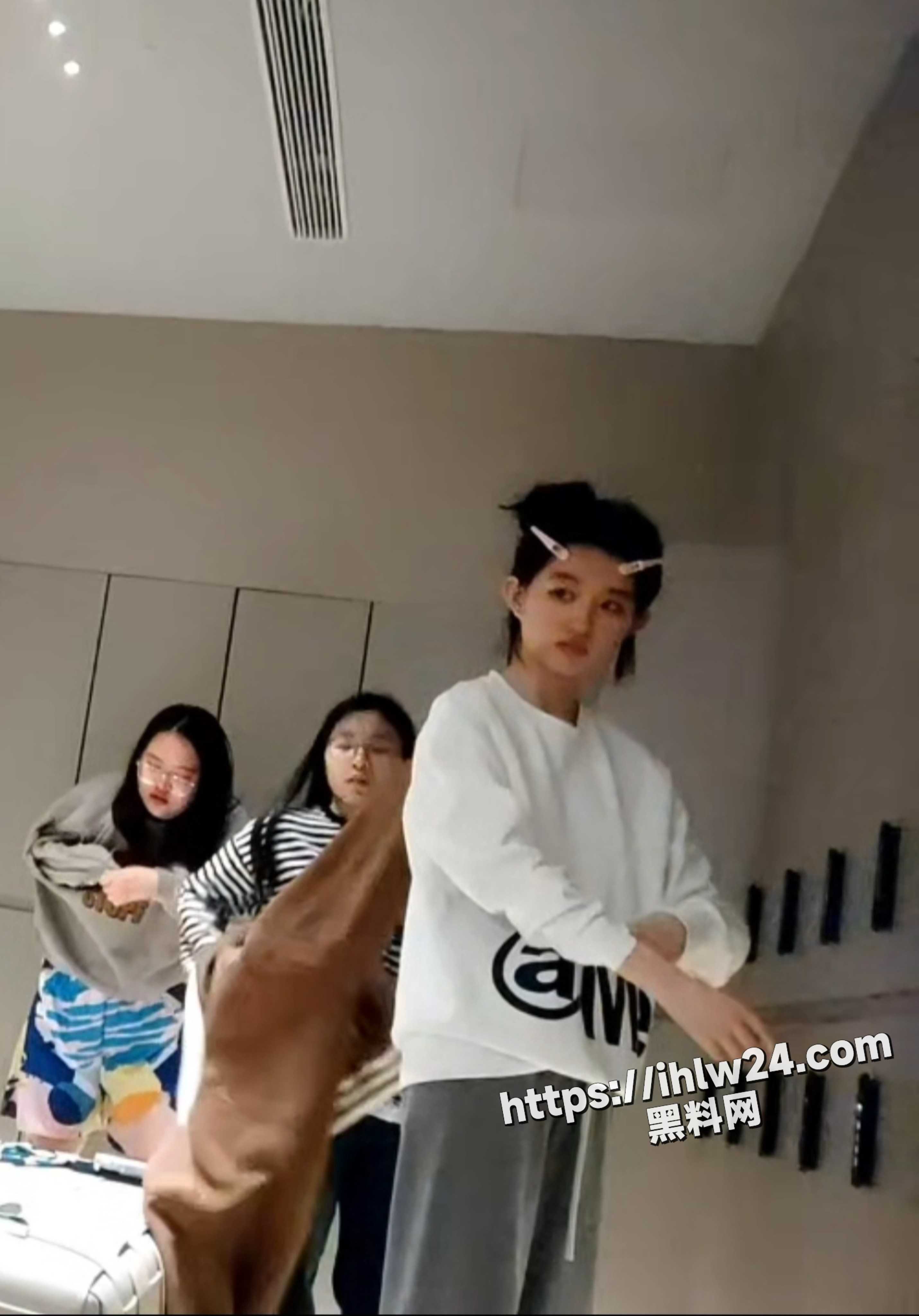 偷拍高档洗浴会所 多位少妇嫩妹被偷拍 一个个赤裸的身躯是无比的诱人！