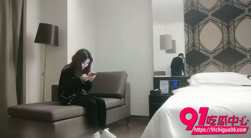 利哥探花 时隔半月再约兼职大奶妹 酒店重逢熟客风骚依旧 巨乳晃荡猛烈抽插至哭喊不止!