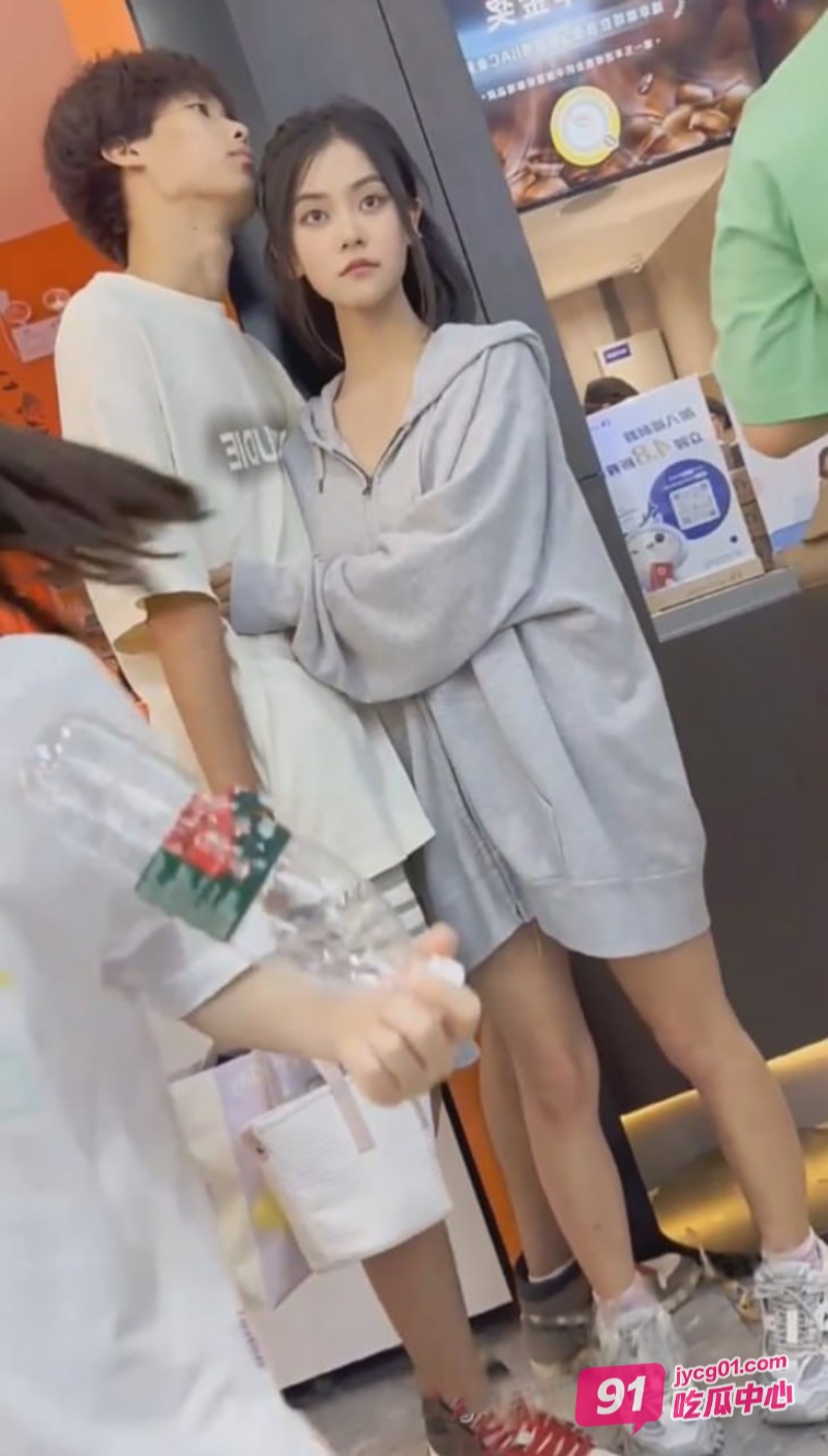 KFC抄底偷拍 妹子长相酷似王菲 嫩得像刚出水的桃子～ 配图2