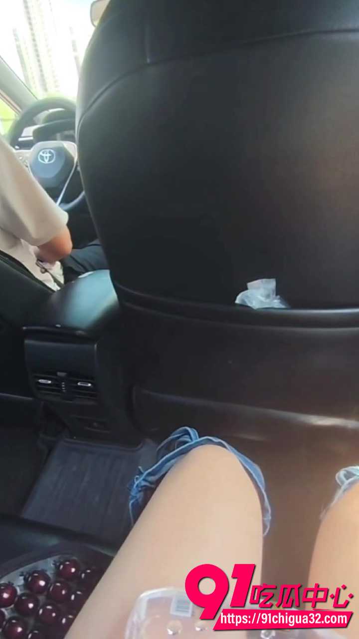 女子打车去地铁站 司机边开车边打飞机被乘客发现 被拍上网引发网友热议