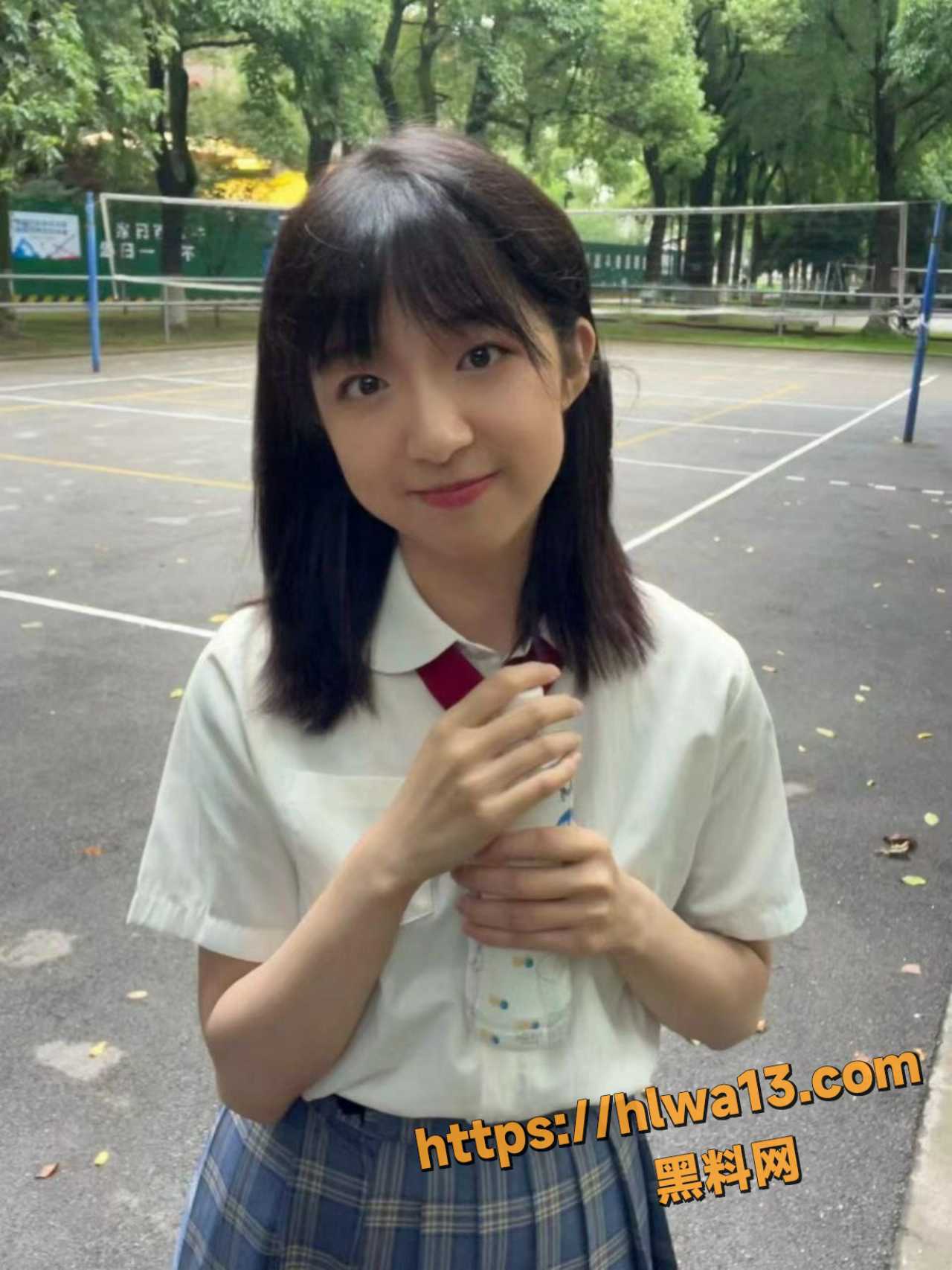 吓唬出来的性爱 把她的腿分开传教士体位要插进去她的小穴！ 配图