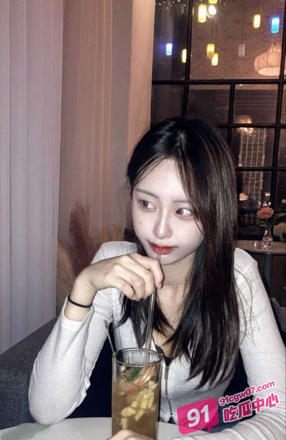 金主调教清纯女大多p 细腰水多的母狗越玩越刺激 嘴上说不要身体却非常老实 配图3