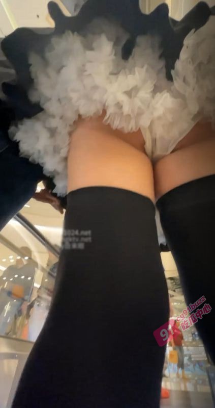 裙底偷拍～小吃街抄底性感美女 身穿淫荡齐逼裙     被闷骚男友当众扣挠淫穴！