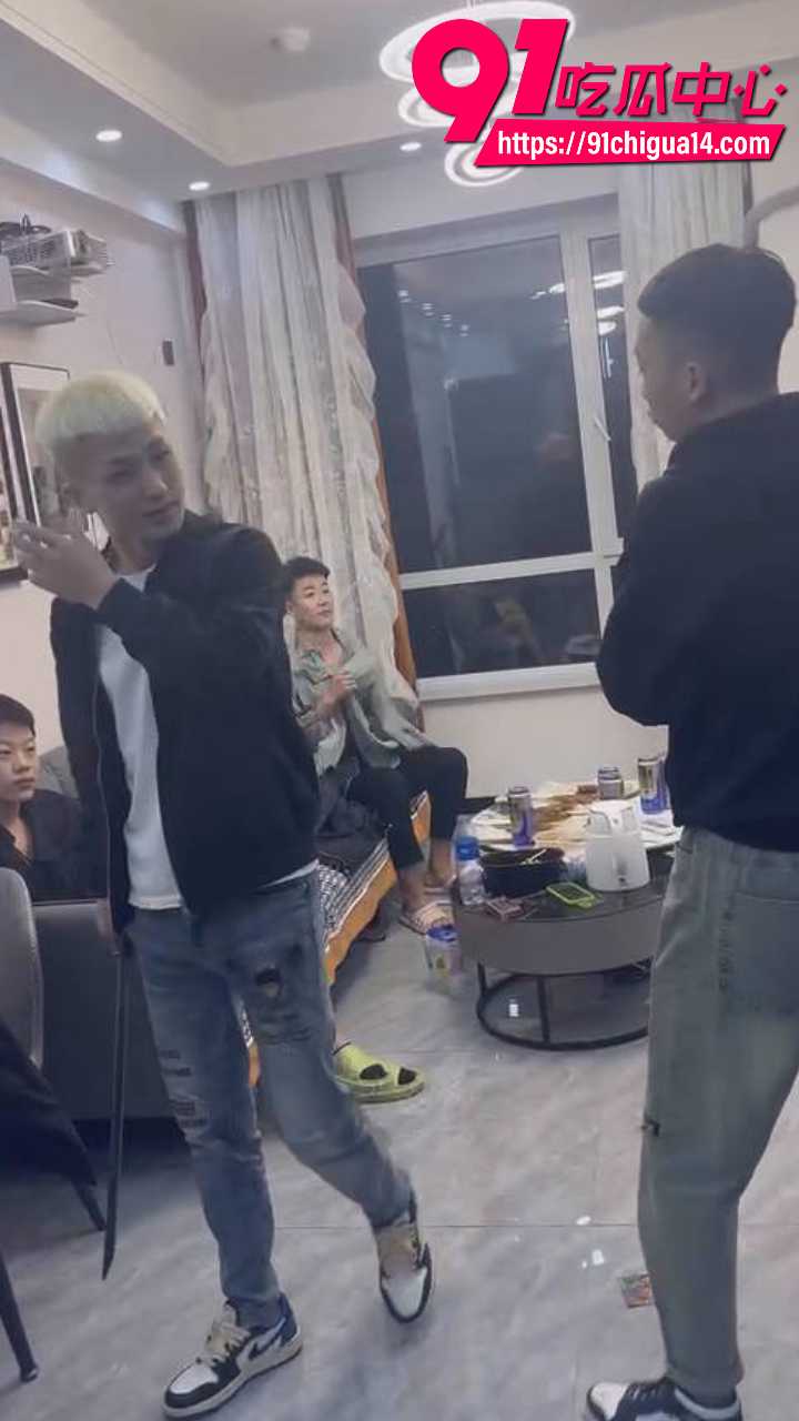 黄毛精神小伙深夜持刀闯房狂砍7