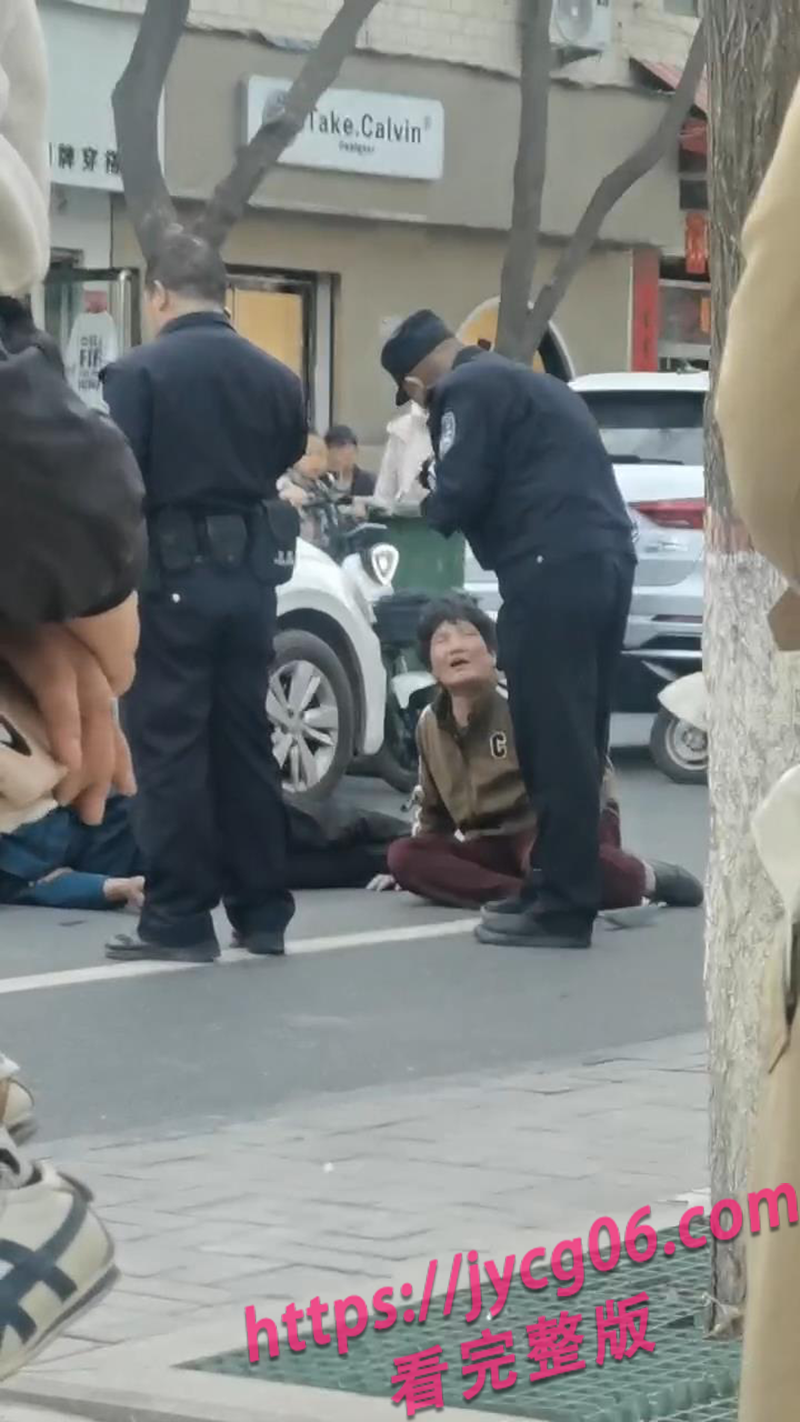 哄堂大孝了家人们！河北街头小三指挥男子拳脚伺候爹妈！ 配图4
