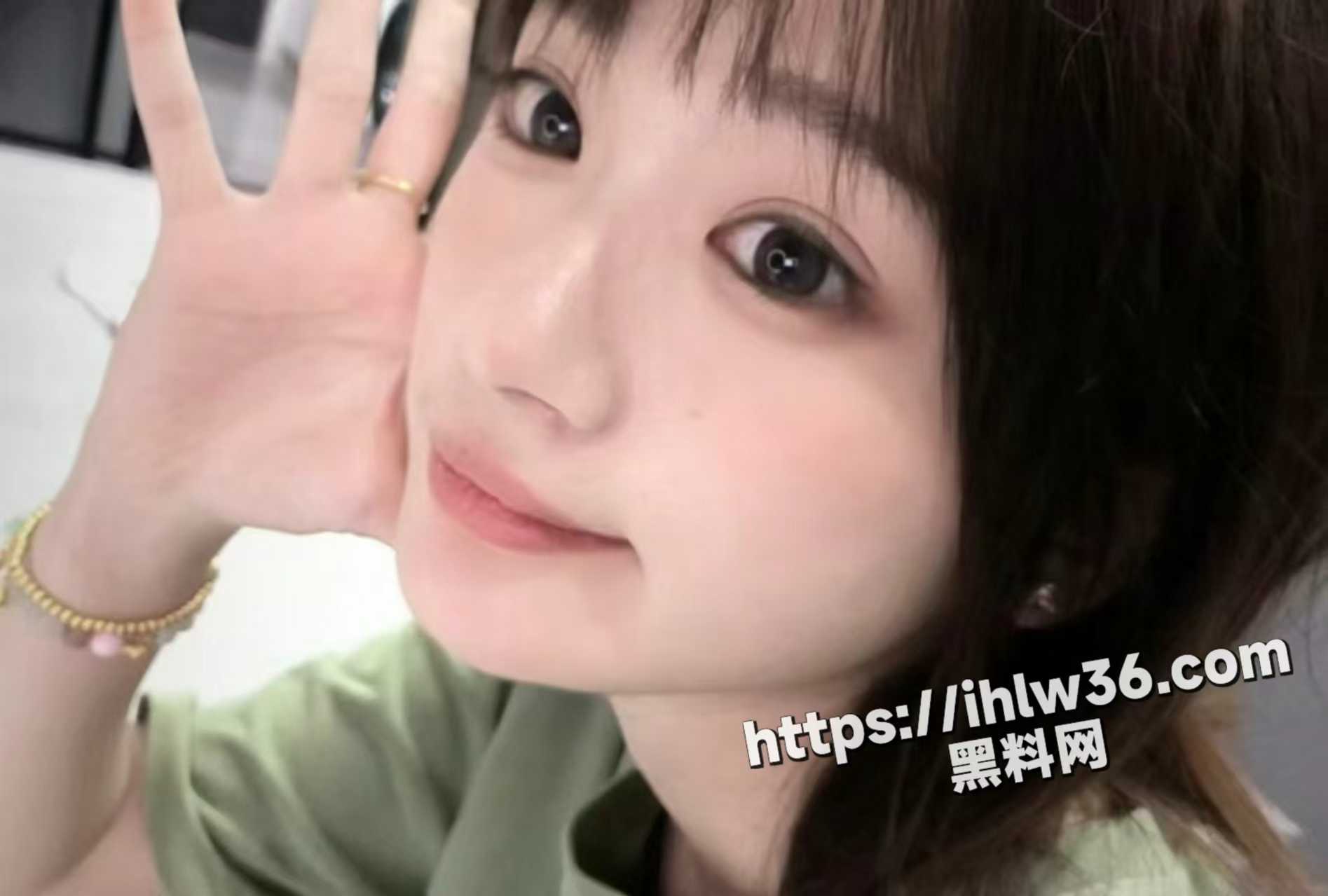 女网友自述 我是一个看起来清纯甜美的反差婊 我勾引了女房东的老公和儿子 父子俩的鸡巴又粗又大！ 配图
