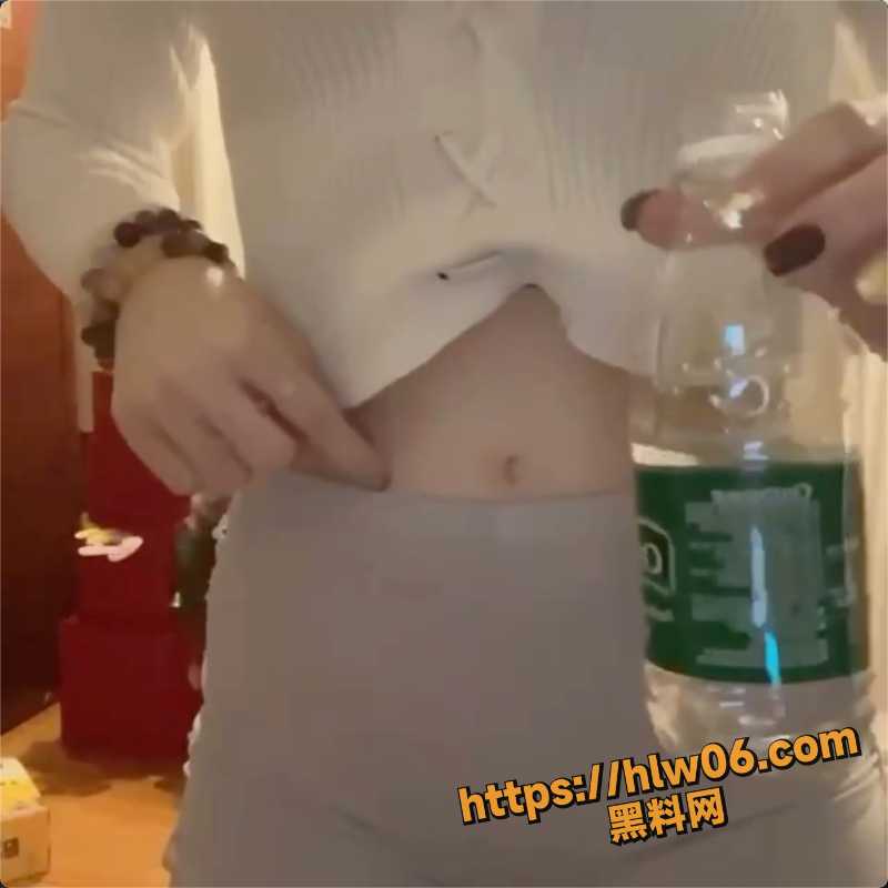 可以不活但是不能不会整活儿 给大家表演个矿泉水夹阴毛 这妹子对挺狠！
