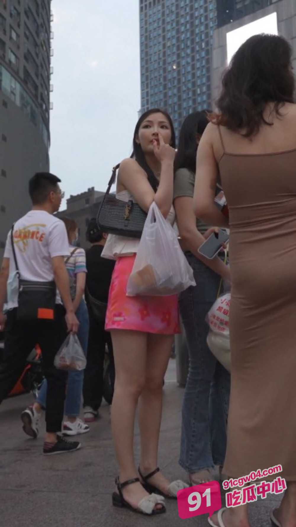 裙底探秘！重庆大融城模特级女神穿超短裙被街拍抄底 丁字裤卡缝肉唇外泄！ 配图3
