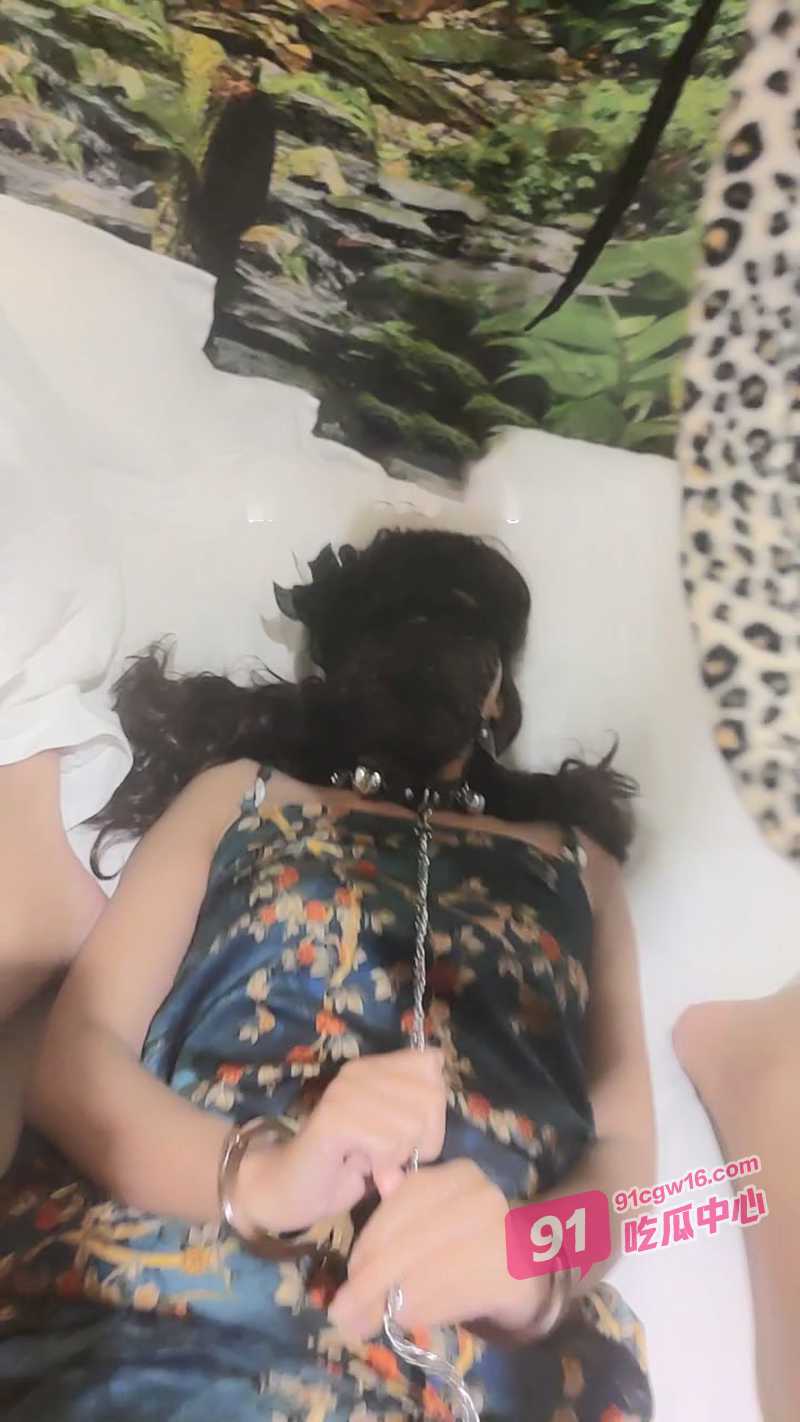 海角母子乱伦～孤儿日寡母 酒店任由禽兽儿子对她随意调教玩弄！ 配图5