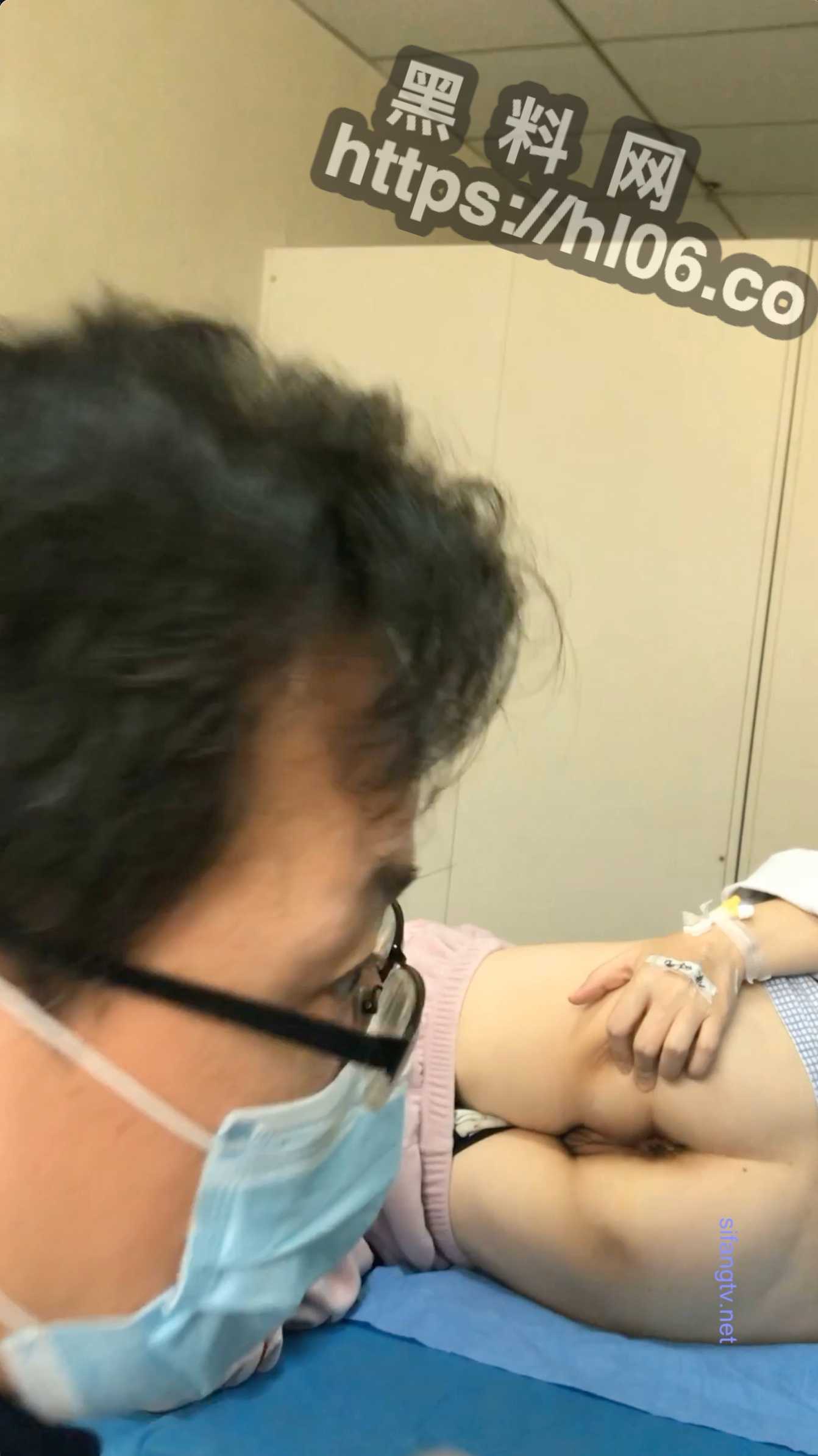 新疆乌鲁木齐中医院肛肠科无良医生偷拍患者换药，流出多位割痔疮少妇来换药全过程