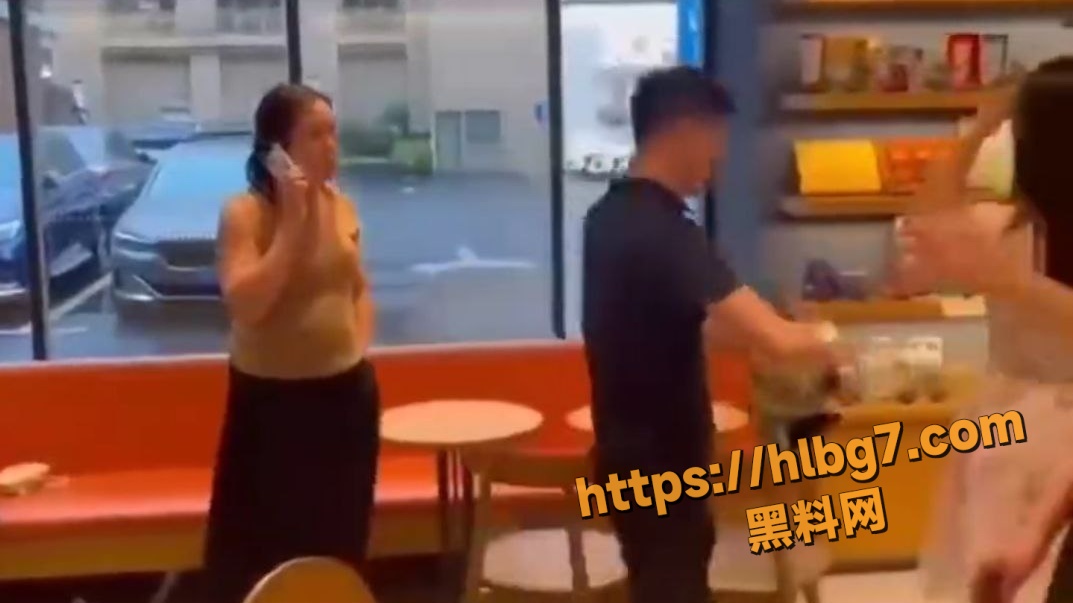男子和小三在星巴克约会被抓 原配手撕小三 打的有来有回 急坏了旁边的服务员！