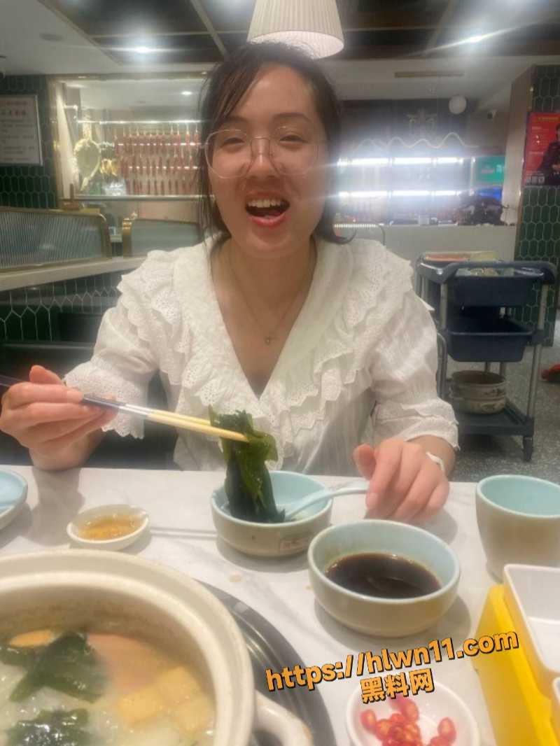 我的女友是高中老师 现实中一副为人师表的姿态 在家就犹如是发情的母狗一样的骚 勾引学生约炮泄欲！