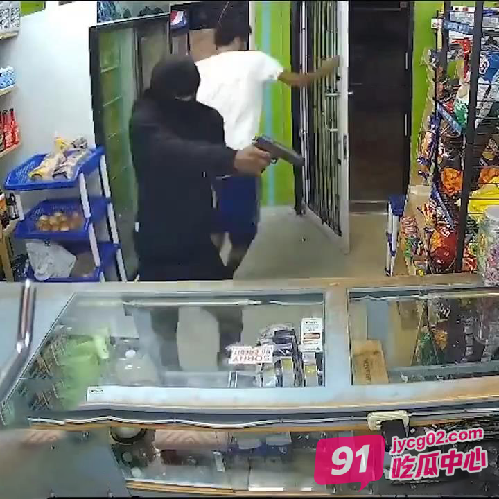 佛罗里达小伙持枪打劫商店 不料店主铜锣湾出身！ 配图2