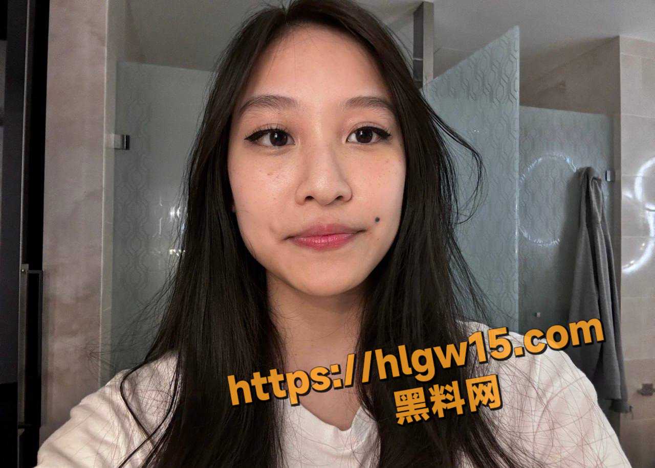 重口母狗三洞齐开，超大假鸡巴双插骚逼屁眼，丝袜内裤塞肛交自慰高潮!