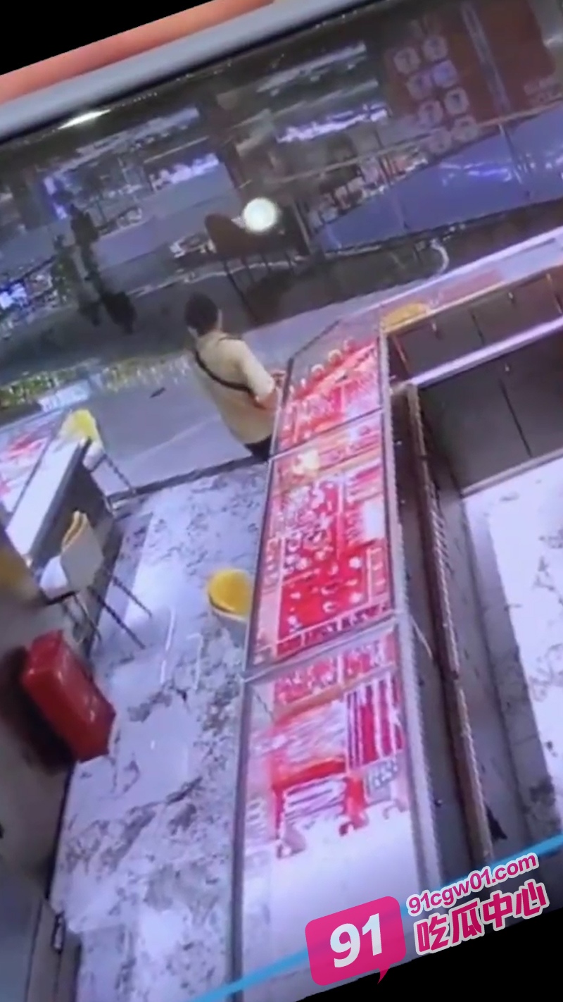 深圳水贝惊现神偷！一黄衣男子用刀划开柜台玻璃盗走100g黄金后逃之夭夭！ 配图4