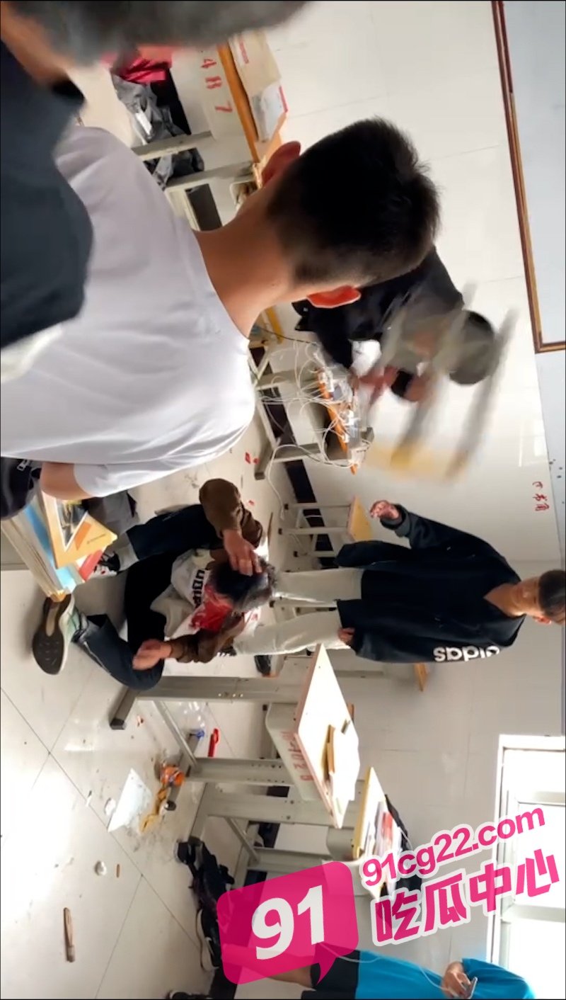 鹤壁职业技术学院校园欺凌事件 教室用凳子把同学打进ICU 小孩子的心这么狠?
