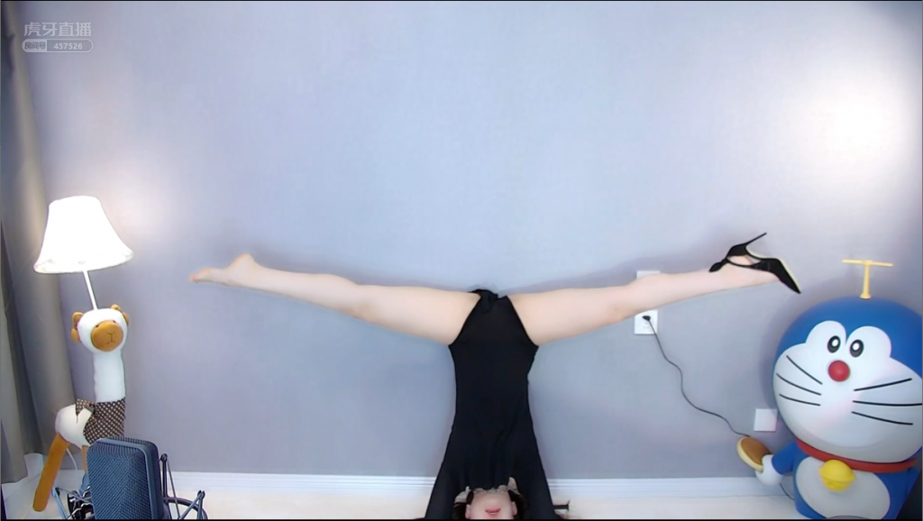 虎牙主播 奇领小狮子 封半年骚舞经典重现 黑色连衣裙一字马骑乘翘臀大长腿 配图11