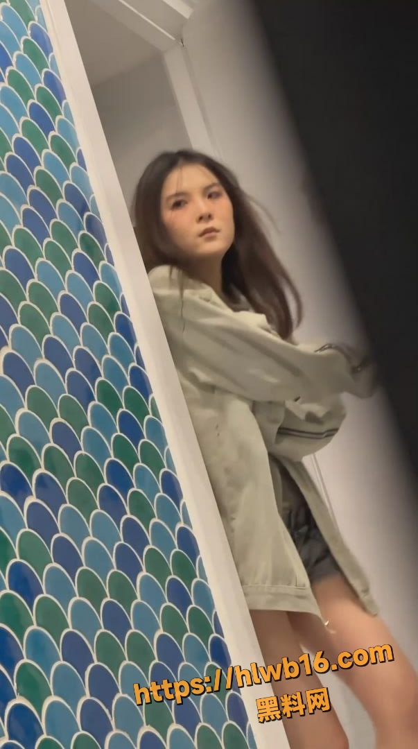 厕拍大神 商场厕所偷拍合集 美女排队如厕春光 超清特写脸穴同框全记录！