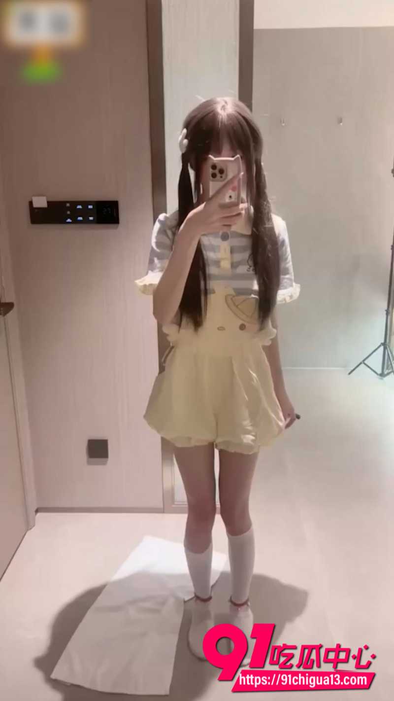 合法萝莉小只马视频流出 纤细的双腿分开对镜自慰诱惑