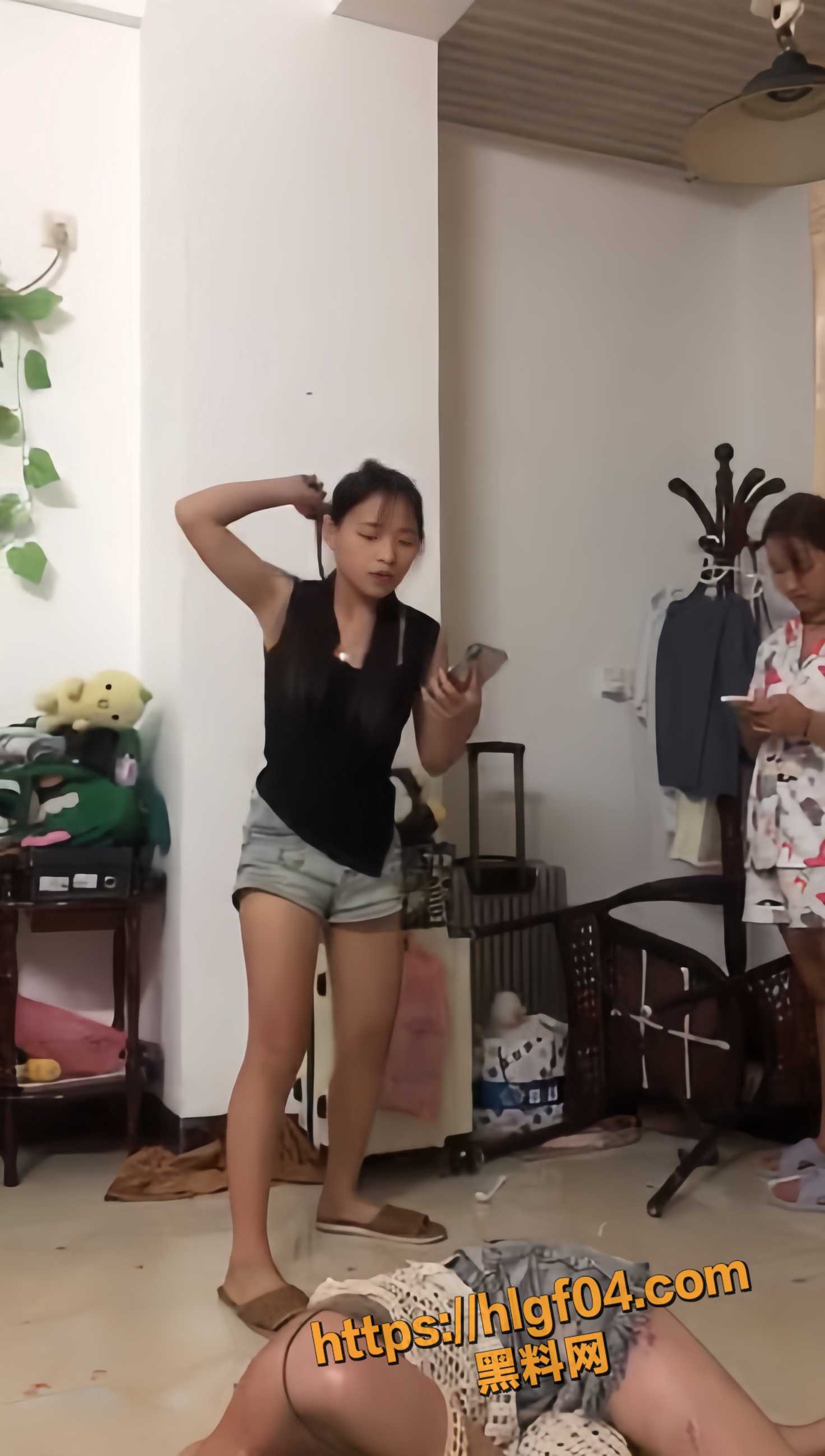 惨绝人寰 疑似两广地区精神小妹 酒店霸凌无辜少女 鞭子棍棒轮番殴打 视频流出全网疯传