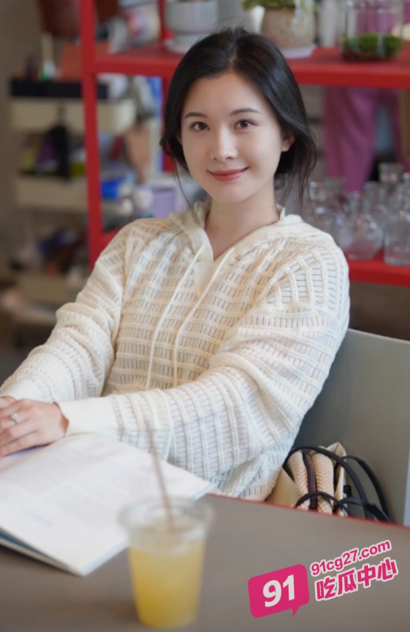 “哥哥 他比你更厉害呢” 气质少妇被金主调教 居家3p展现母狗本性！ 配图2