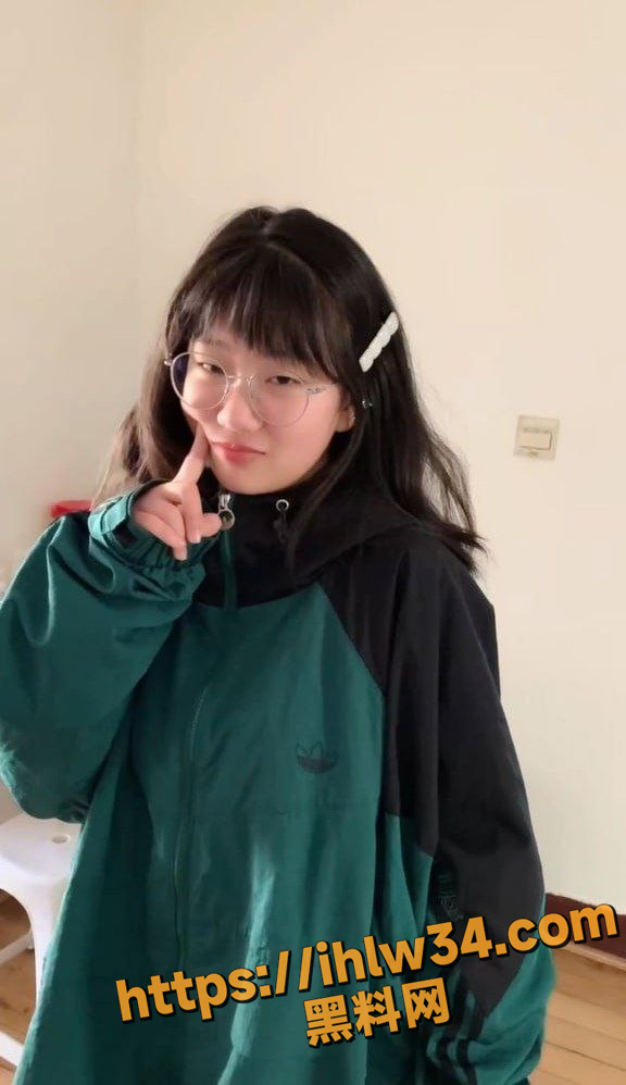 太原理工学院高材生李雪岚 清纯反差学生妹 乖巧眼镜母狗成为男友的完美泄欲工具 胯下骚母狗大屌无套猛操！