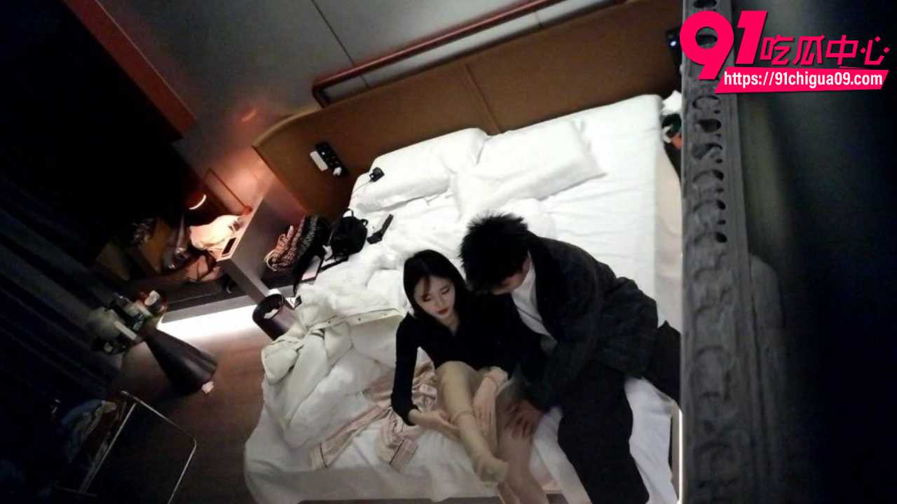 天眼酒店偷拍颜值美女被舔逼渣男狂操 翘臀后入骑乘高潮喷汁浪叫不止