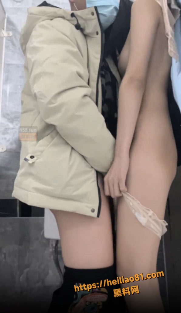 杭州极品姐妹花 大胆挑战公厕性爱 娇喘声在狭窄空间里回荡不绝