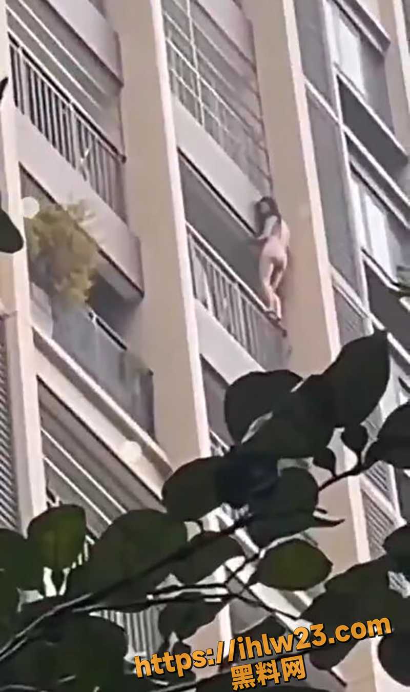 倒反天罡！美女偷情 女主人归来竟从阳台攀爬至下层 真乃艺高人胆大！