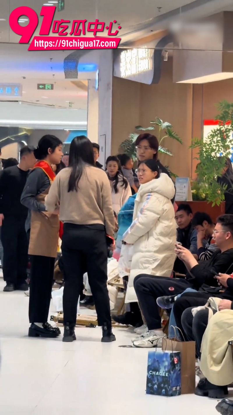 济南万达广场突发街头对骂宝妈PK年轻情侣12