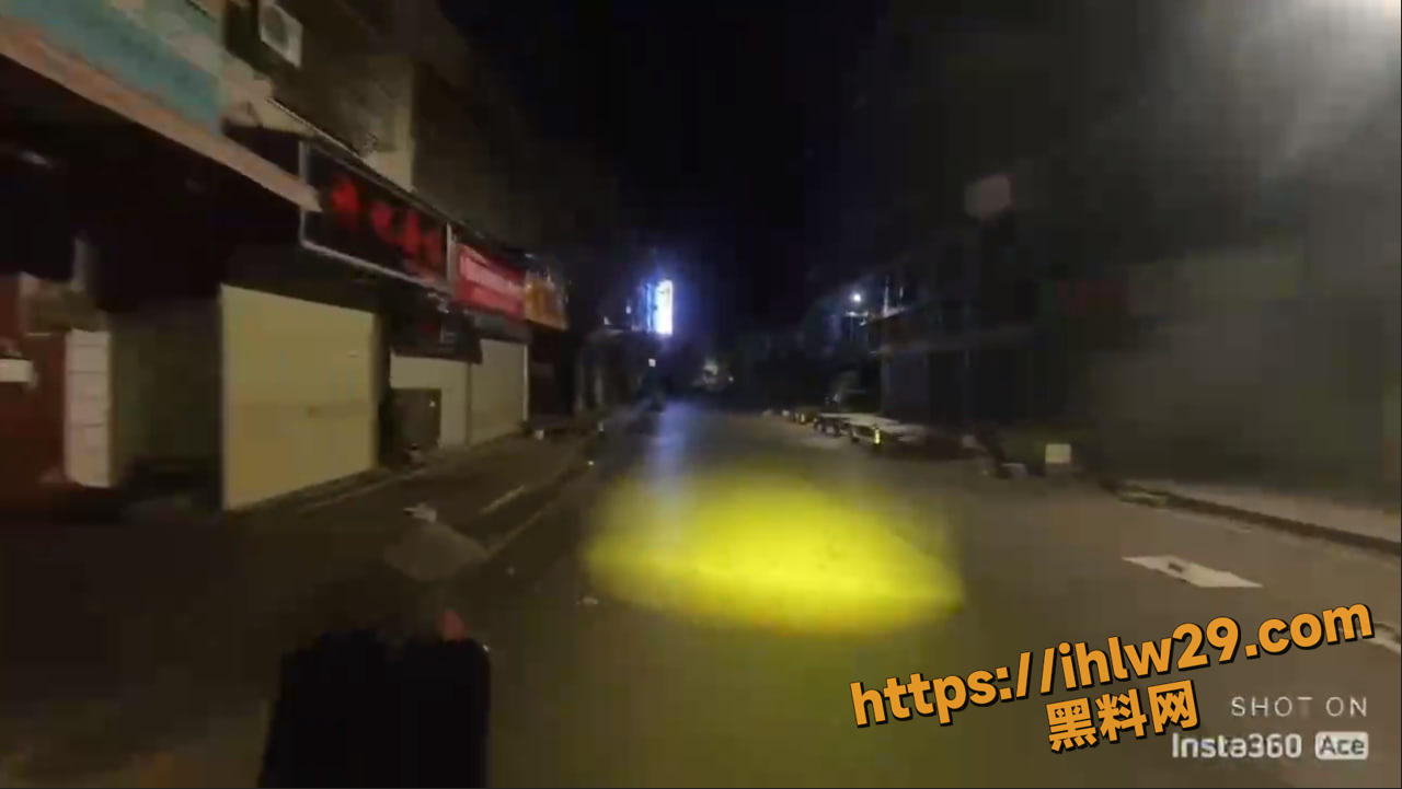 胆小勿入 26日凌晨湖南岳阳 大妈十字路口摆碗饭和快子，用来招魂 动作诡异像僵尸 吓得小哥边跑边喊妈妈！