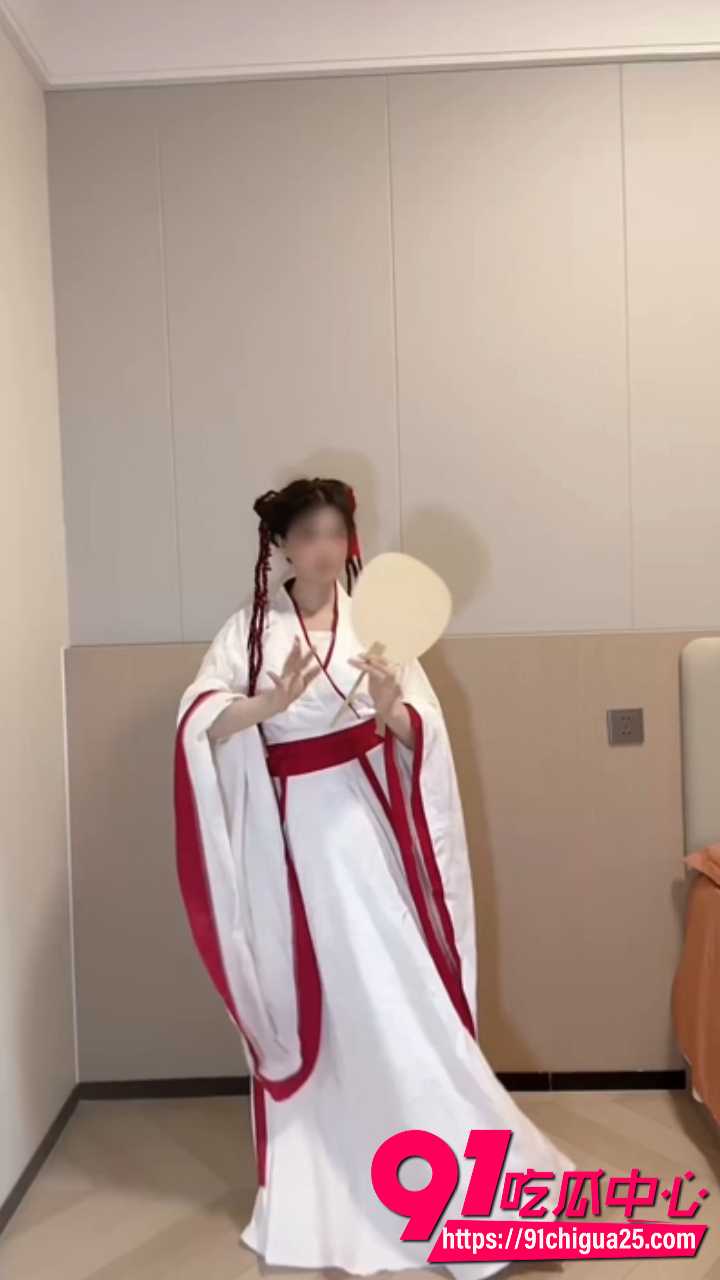 推特裸舞天花板小乔以安高价定制 女大舞姬最新裸舞 民族风混搭汽车摇翘臀猛扭诱惑全开