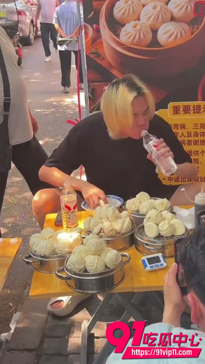 小哥街头挑战10分钟吃10笼大包子2 7