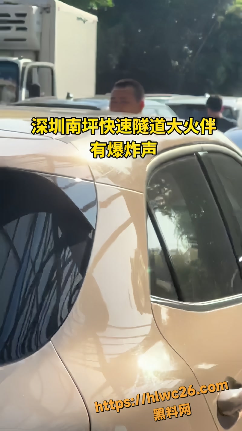 深圳南坪快速沙河西路三车刮碰起火 隔音棚瞬间变火海 现场黑烟冲天