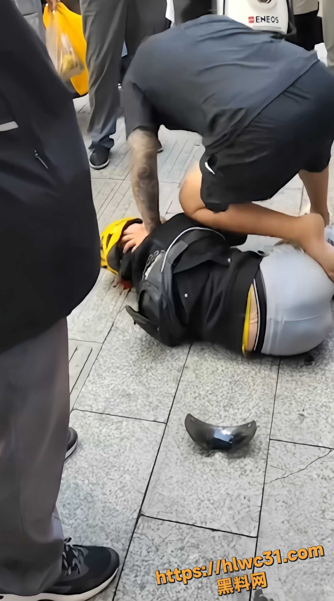 东北街头 纹身男暴打外卖员 现场视频曝光 被打男子满脸鲜血躺地不起